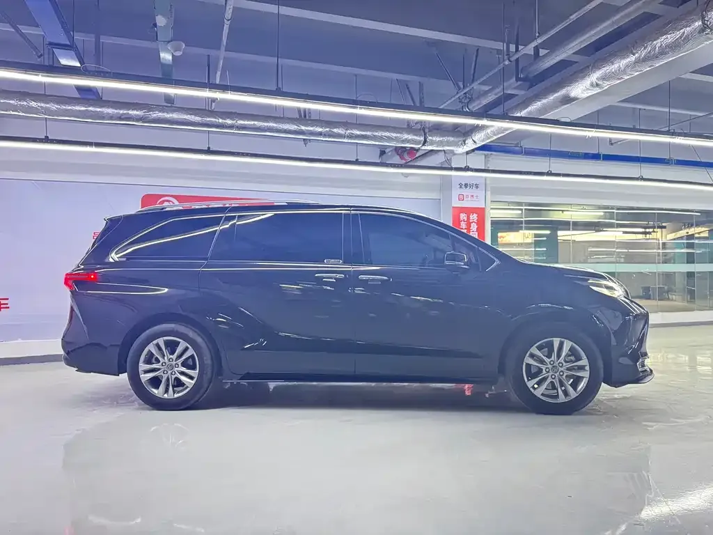 Toyota Sienna — фото 10