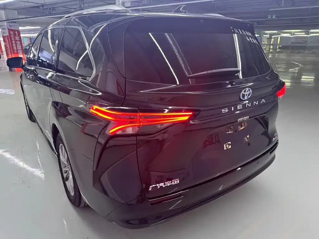 Toyota Sienna — фото 3