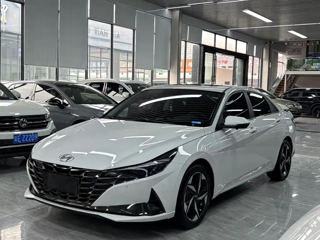 Hyundai Elantra — фото 1