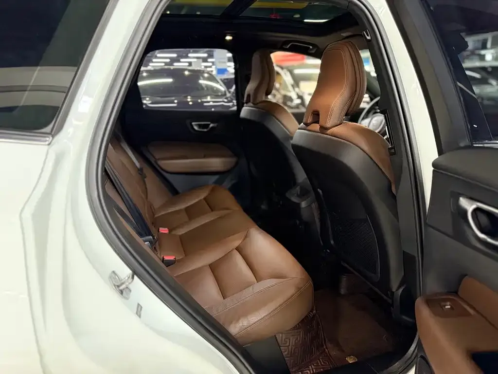 Volvo XC60 — фото 10