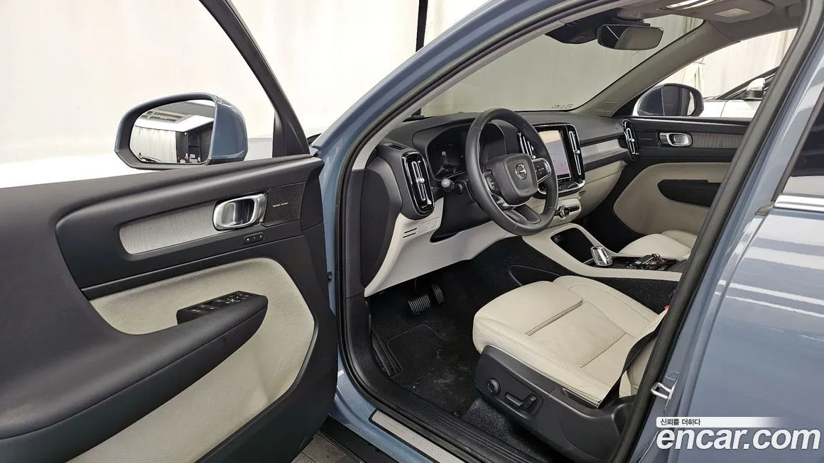 Volvo XC40 — фото 10