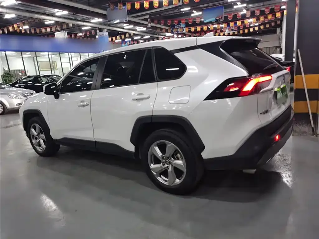 Toyota RAV4 — фото 8
