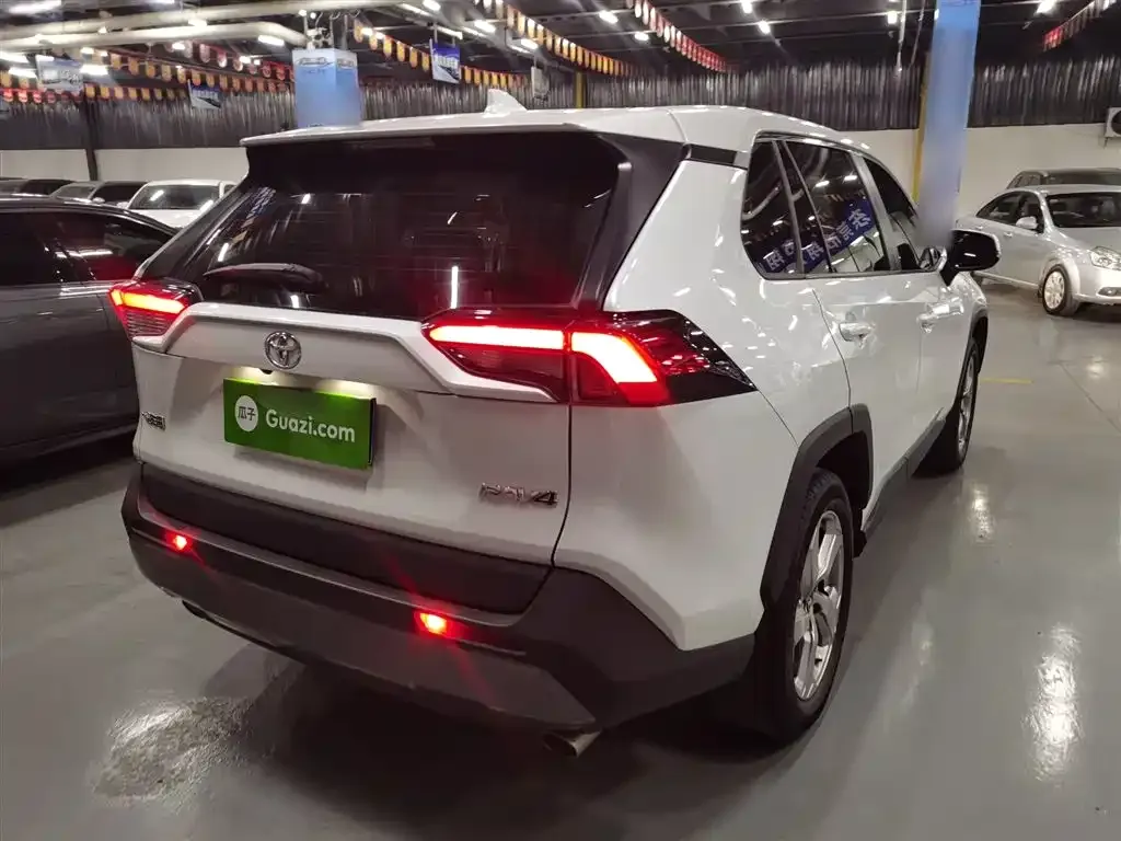 Toyota RAV4 — фото 10