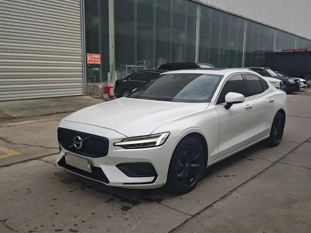 Volvo S60 — фото 1