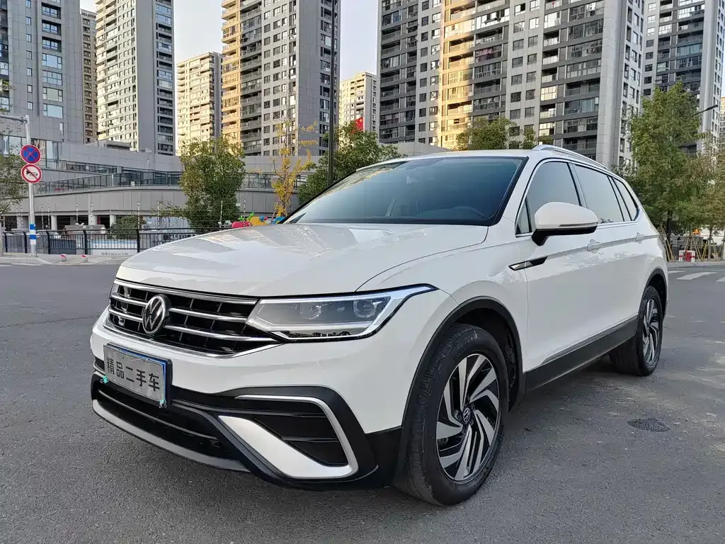 Volkswagen Tiguan L — фото 1