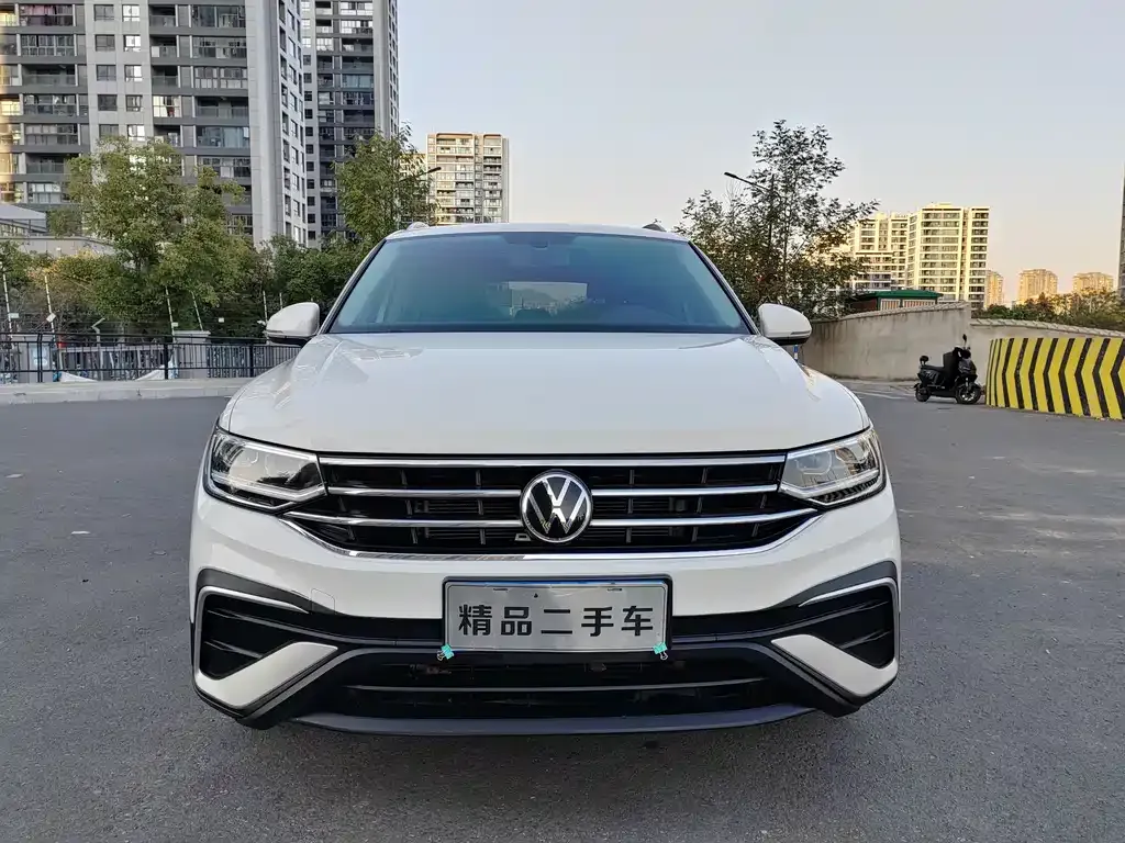 Volkswagen Tiguan L — фото 2