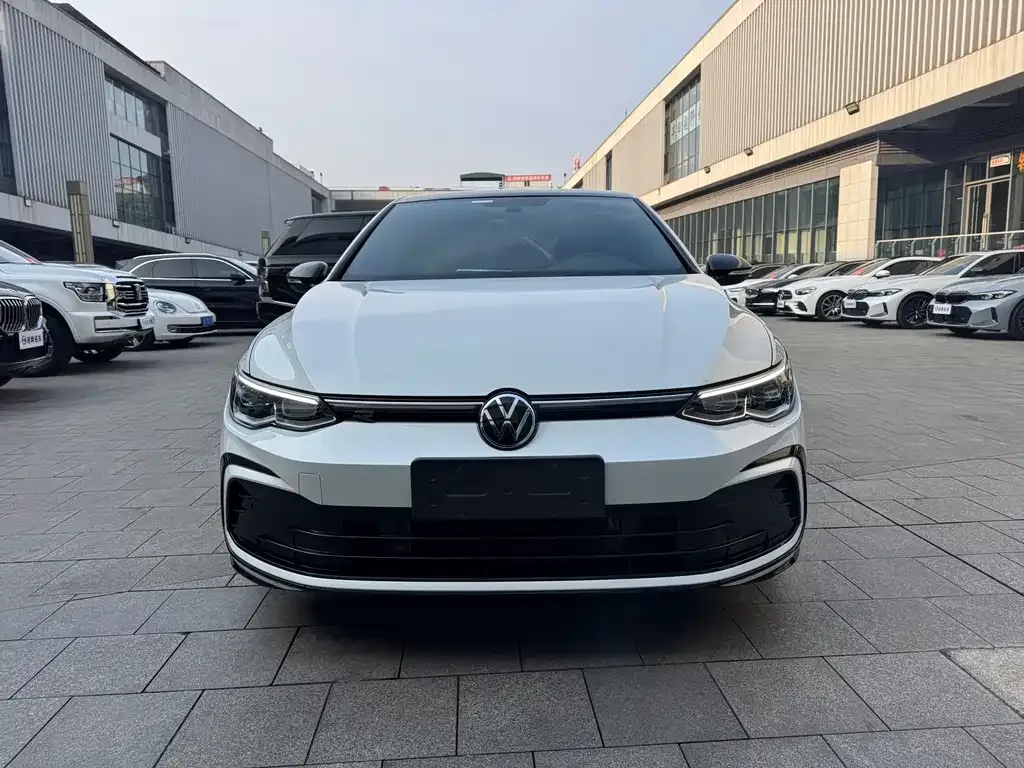 Volkswagen Golf 2023 из CN, фото 2