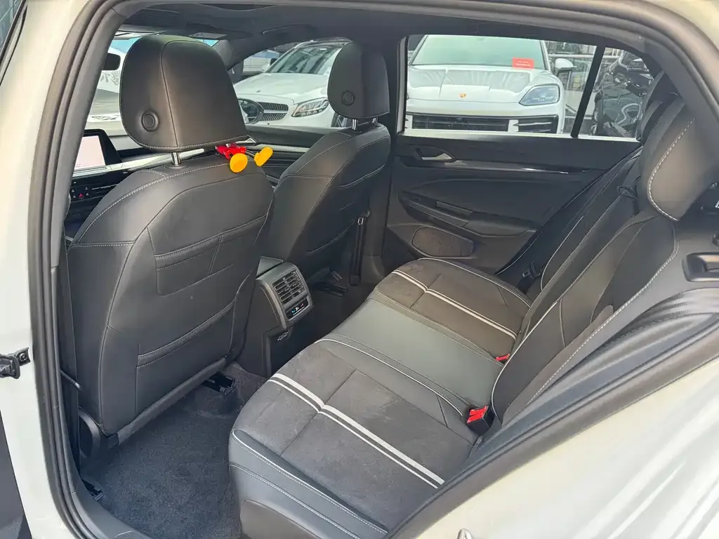 Volkswagen Golf 2023 из CN, фото 4