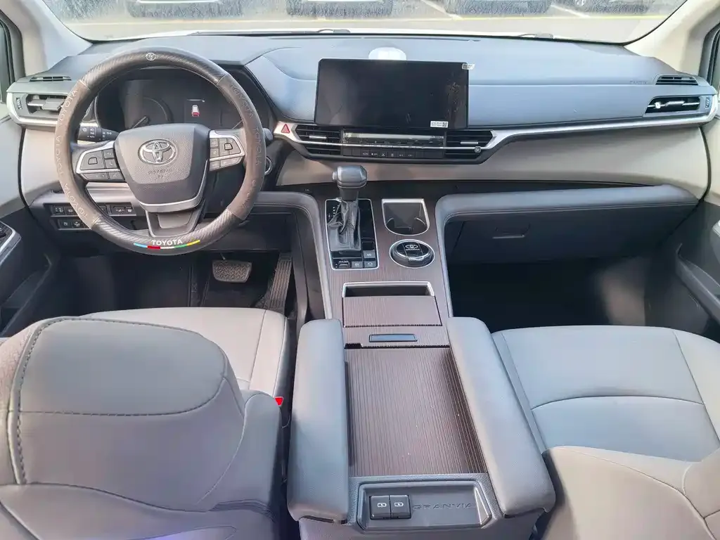 Toyota Granvia — фото 2