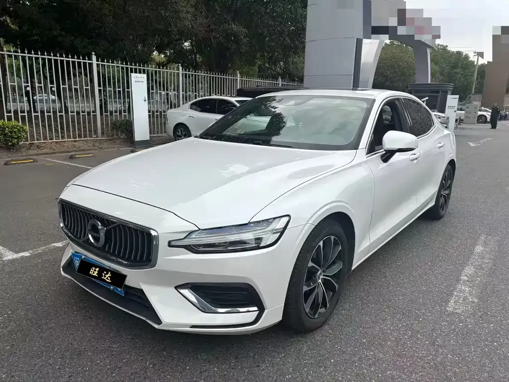 Volvo S60 — фото 1