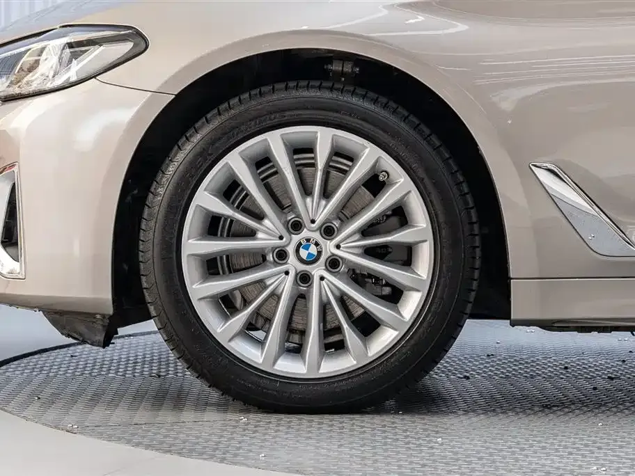 BMW 5 Series — фото 10