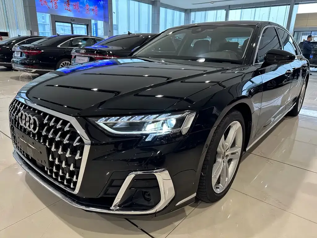 Audi A8 — фото 1