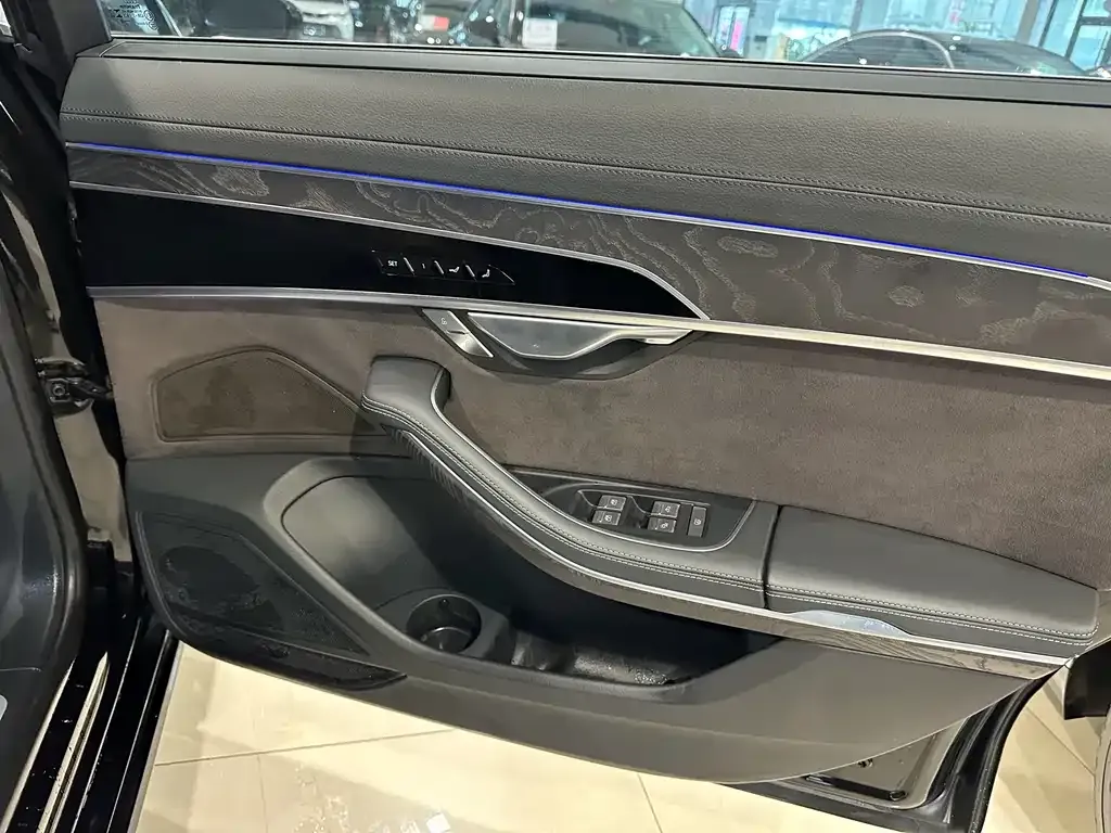 Audi A8 — фото 3