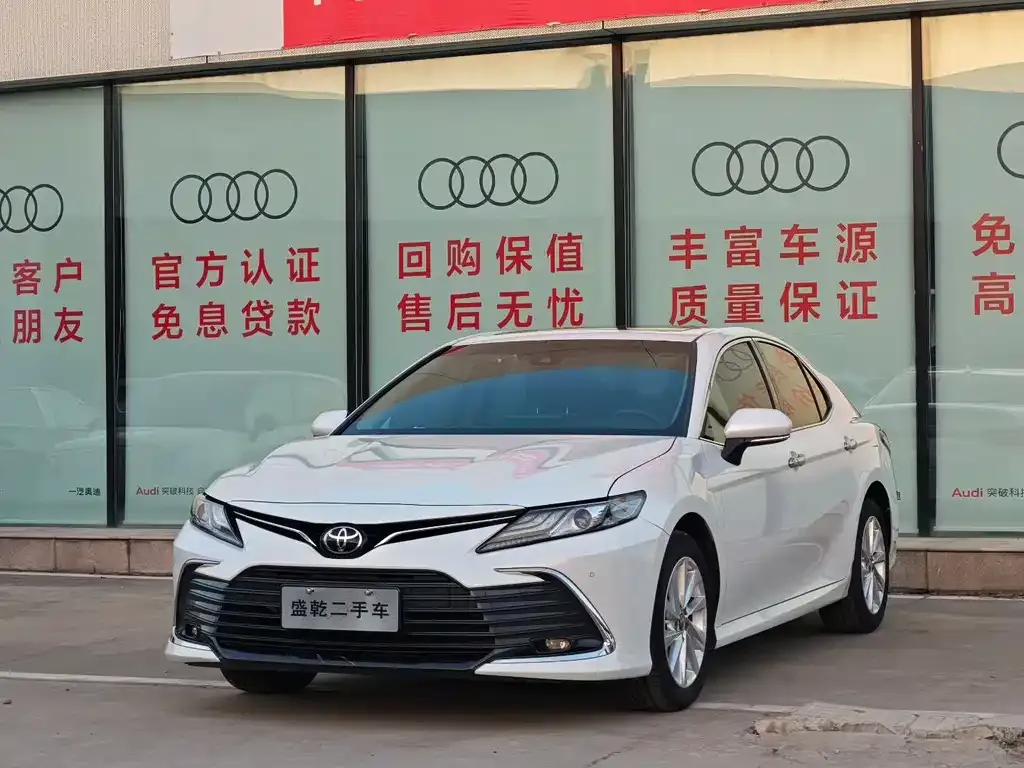 Toyota Camry — фото 1