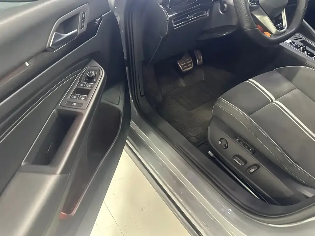 Volkswagen Golf 2023 из CN, фото 9