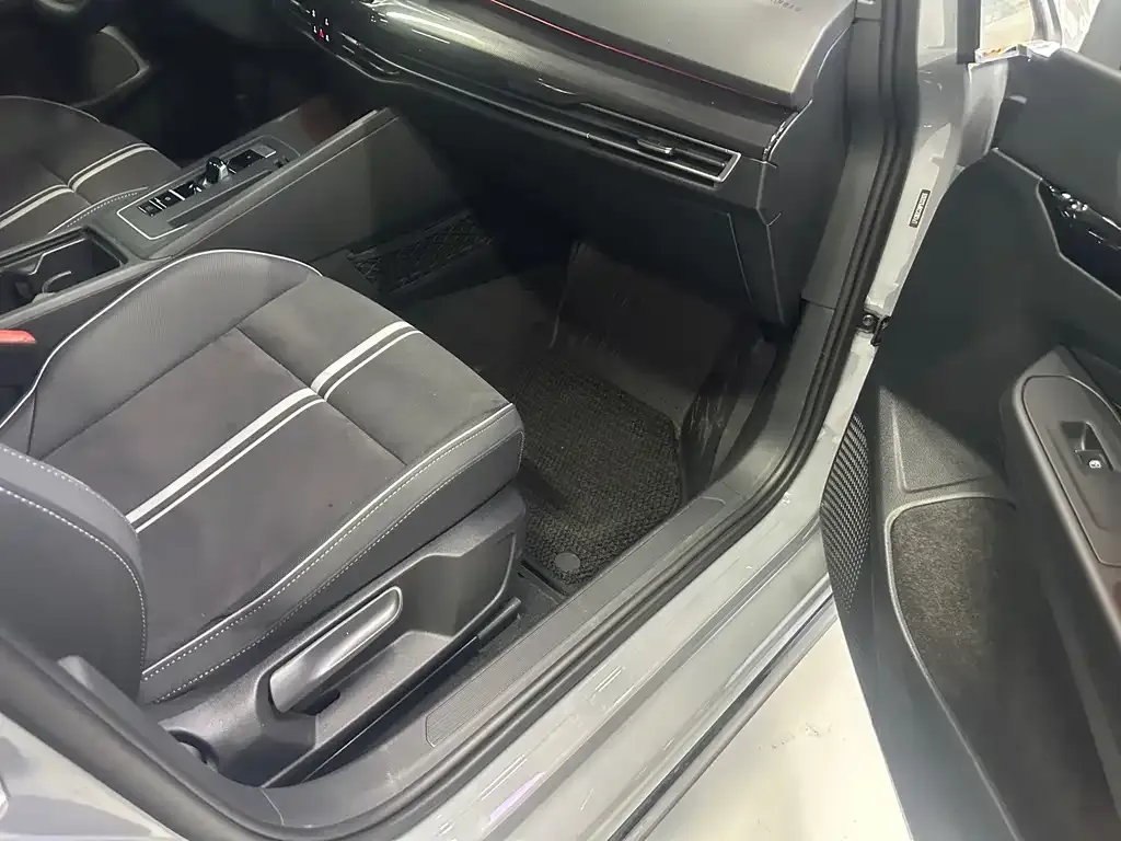 Volkswagen Golf 2023 из CN, фото 6