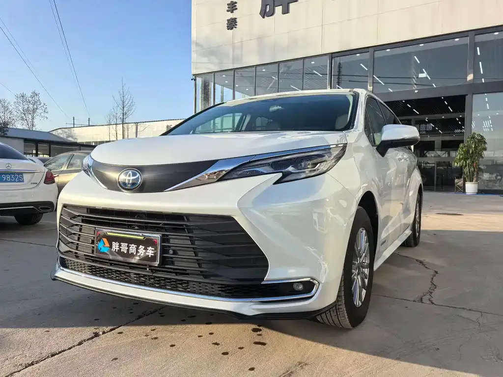 Toyota Sienna — фото 1