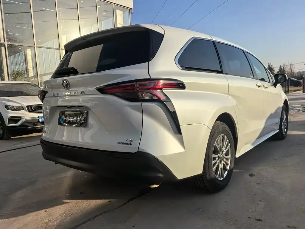 Toyota Sienna — фото 5