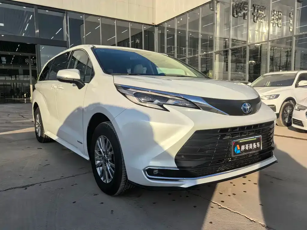 Toyota Sienna — фото 3