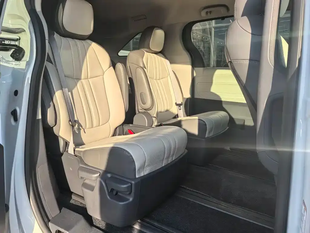 Toyota Sienna — фото 9