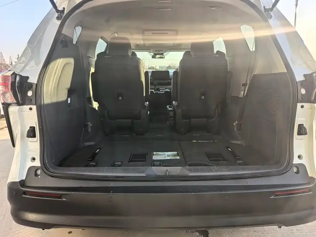 Toyota Sienna — фото 2
