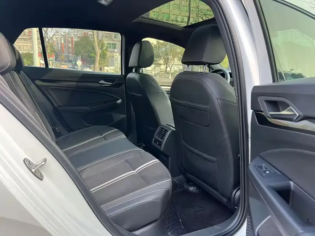 Volkswagen Golf 2022 из CN, фото 2