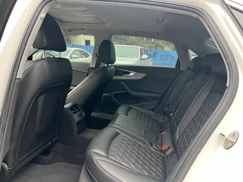 Audi A4L 2021 из CN, фото 5