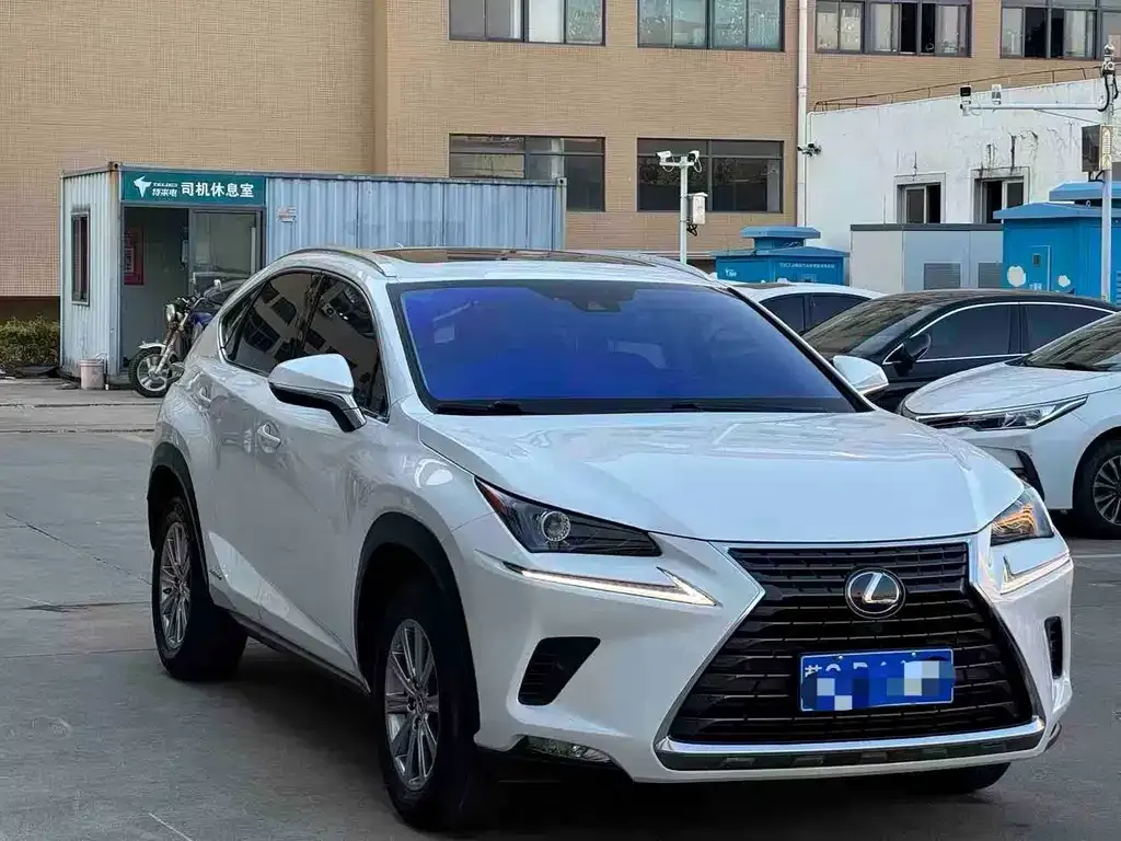 Lexus NX — фото 1
