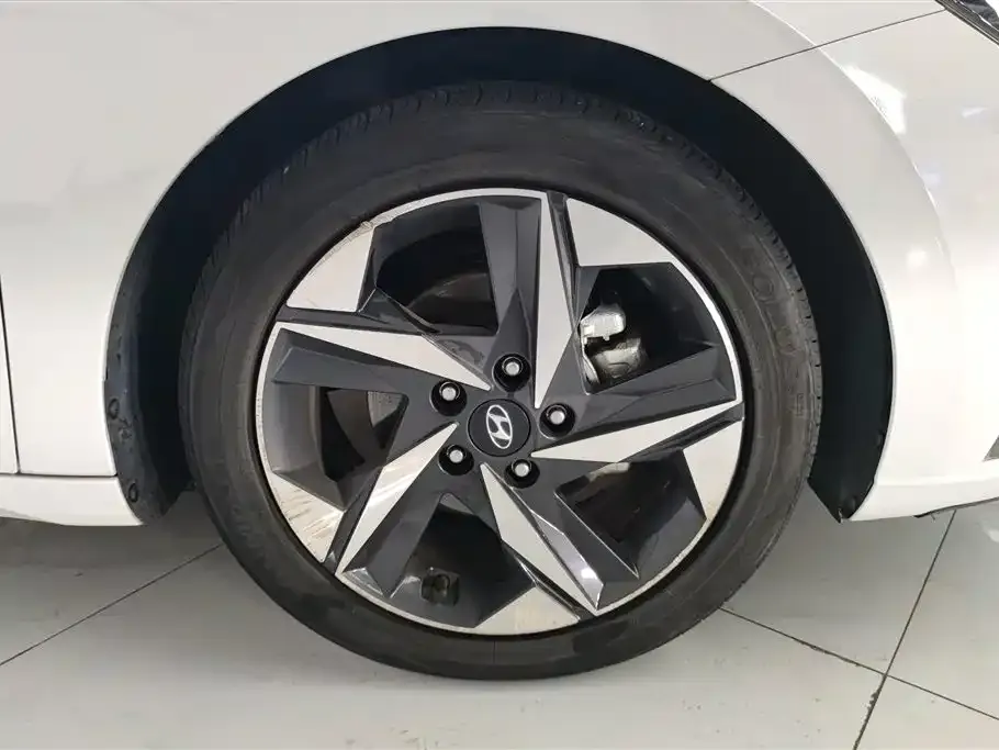 Hyundai Elantra — фото 9