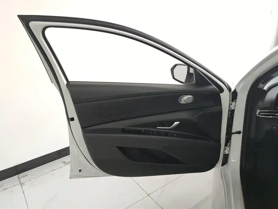 Hyundai Elantra — фото 3