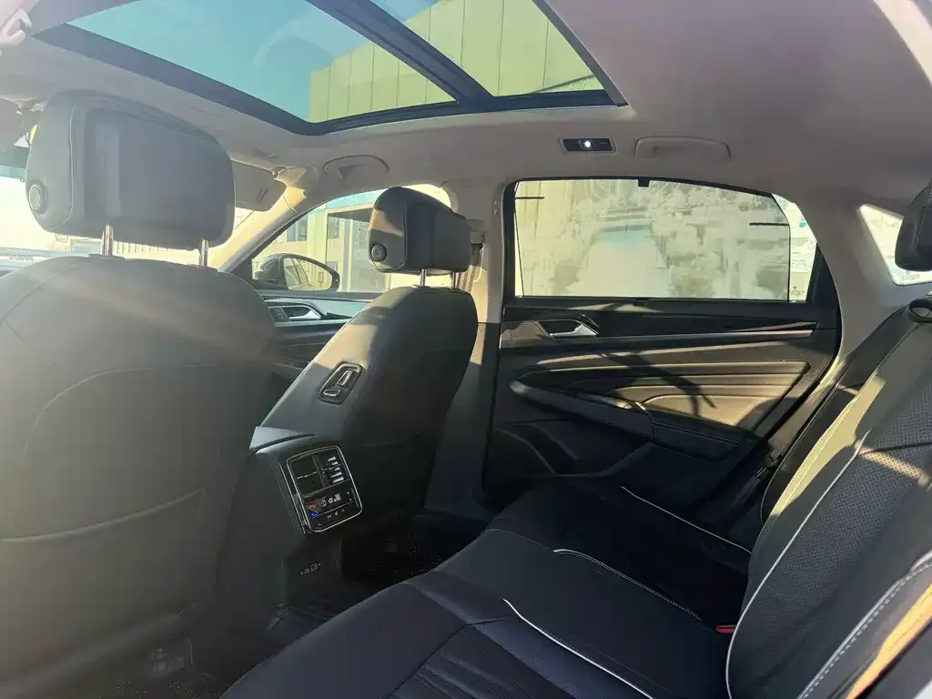 Volkswagen Passat 2023 из CN, фото 6
