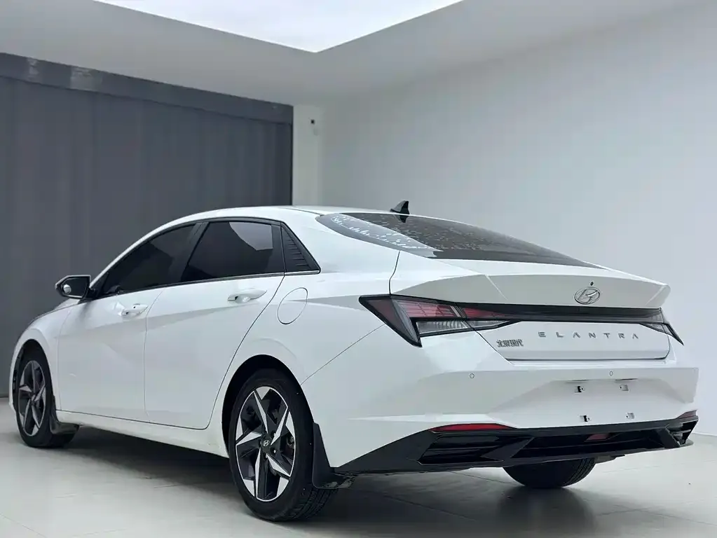 Hyundai Elantra — фото 7