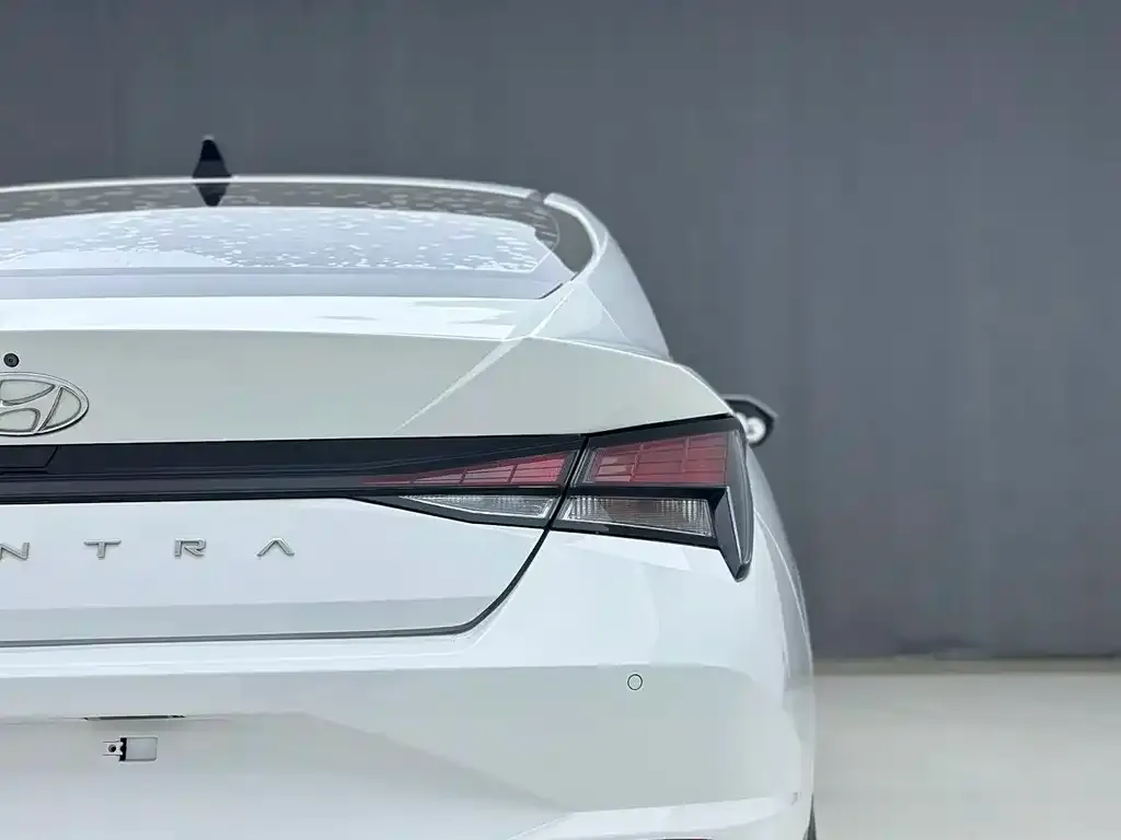 Hyundai Elantra — фото 2