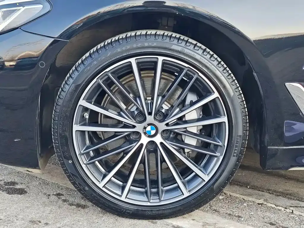BMW 5 Series — фото 4