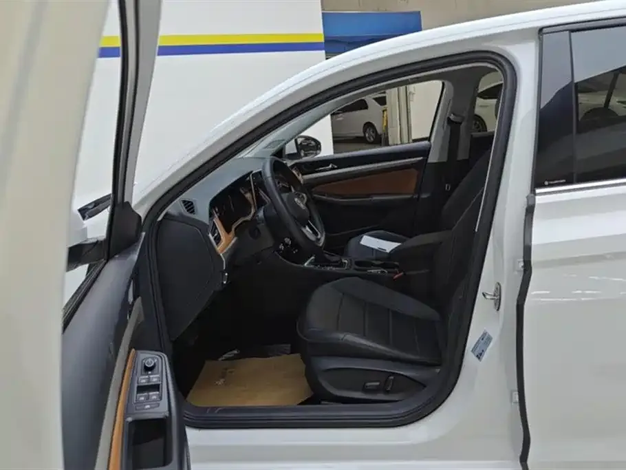 Volkswagen Bora 2024 из CN, фото 3