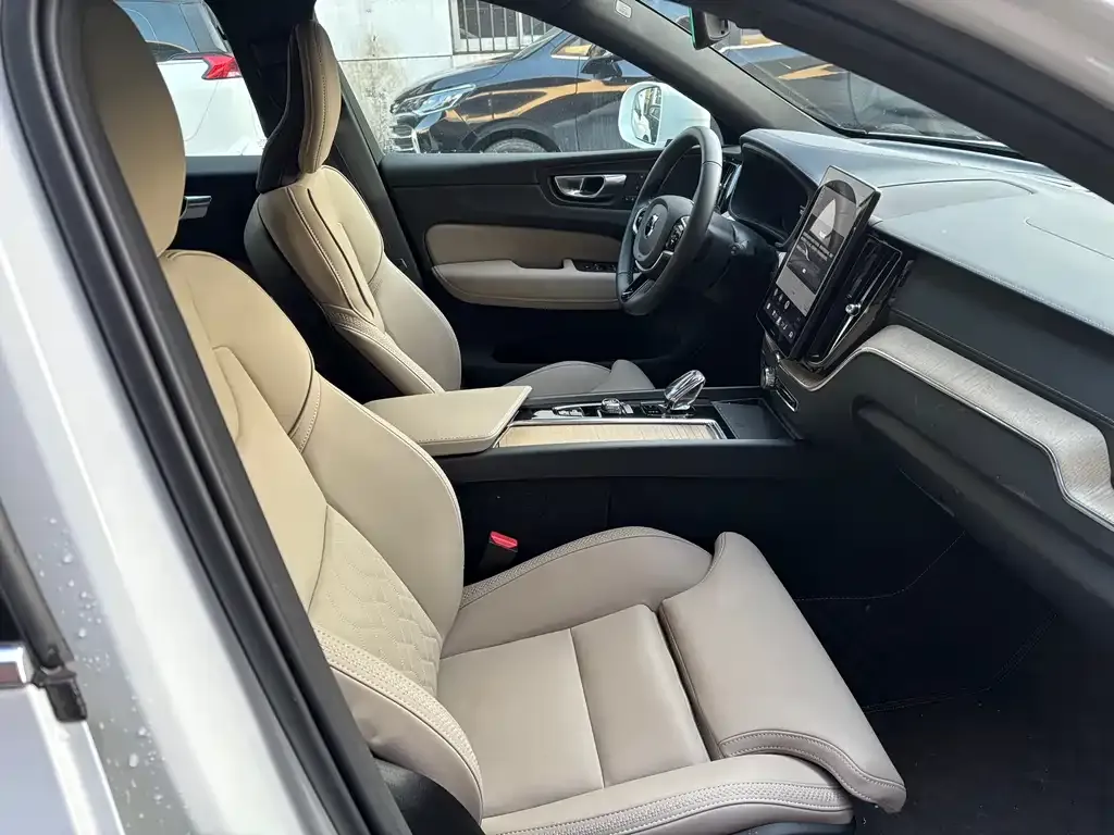 Volvo XC60 — фото 2