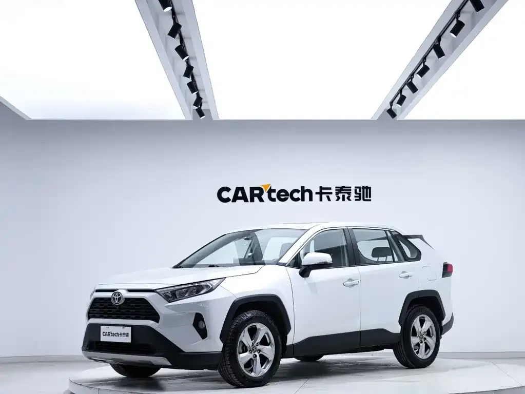 Toyota RAV4 — фото 1
