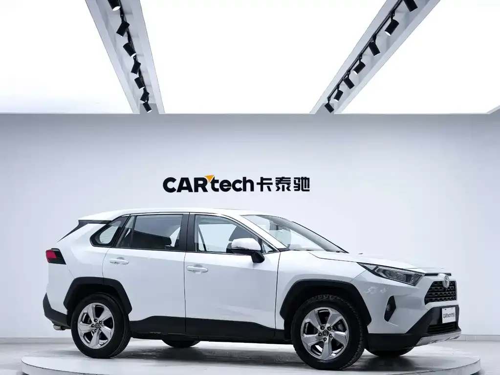 Toyota RAV4 — фото 8