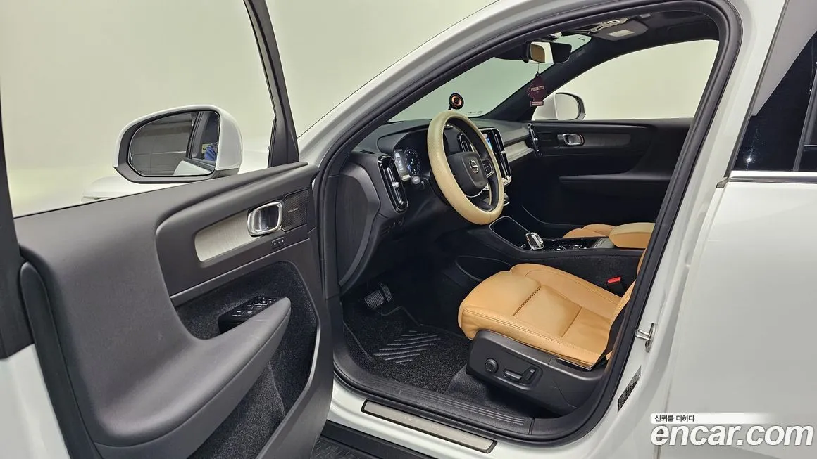 Volvo XC40 — фото 10