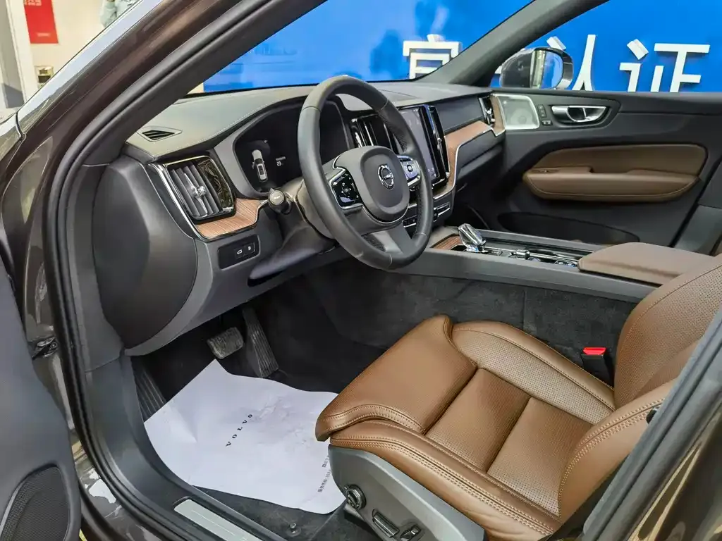 Volvo XC60 PHEV 2024 из CN, фото 5
