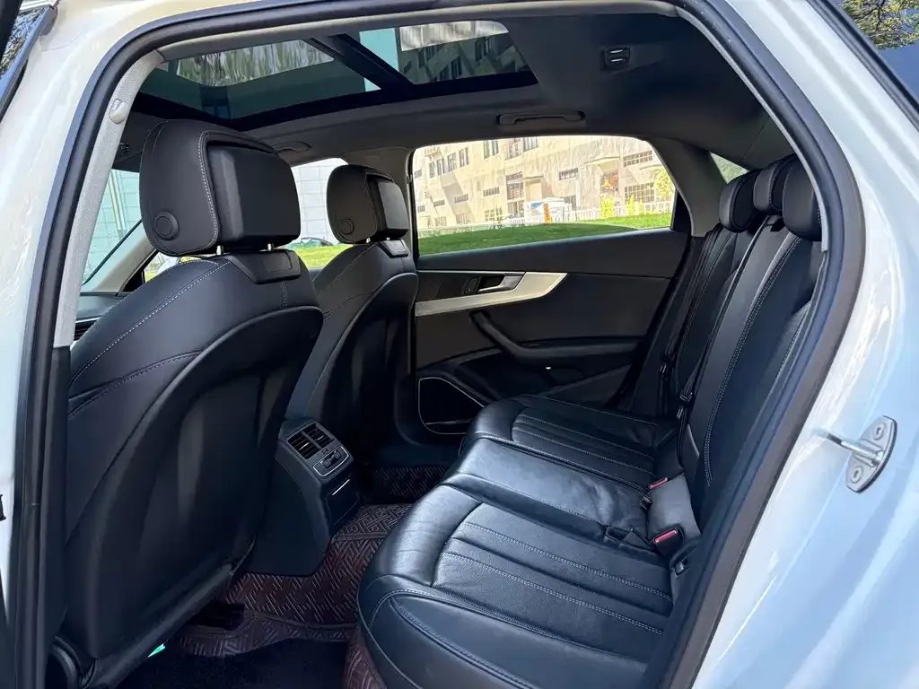 Audi A4L 2022 из CN, фото 7