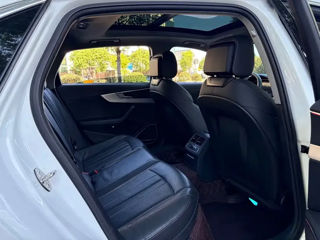 Audi A4L 2022 из CN, фото 2
