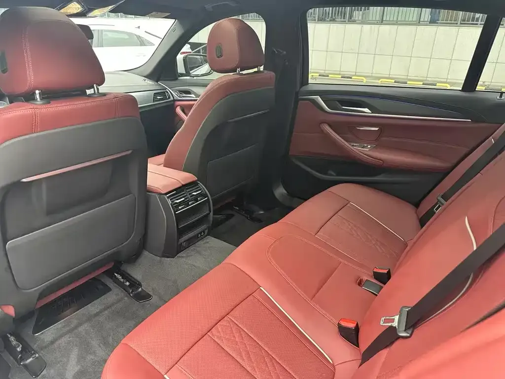 BMW 5 Series 2023 из CN, фото 3