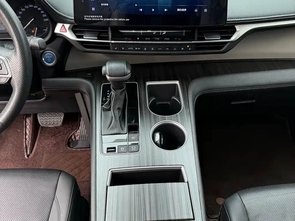 Toyota Granvia — фото 6