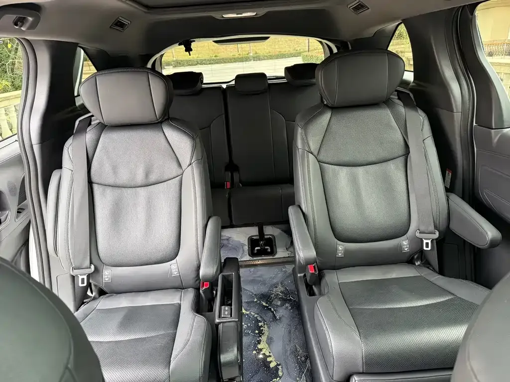 Toyota Granvia — фото 5