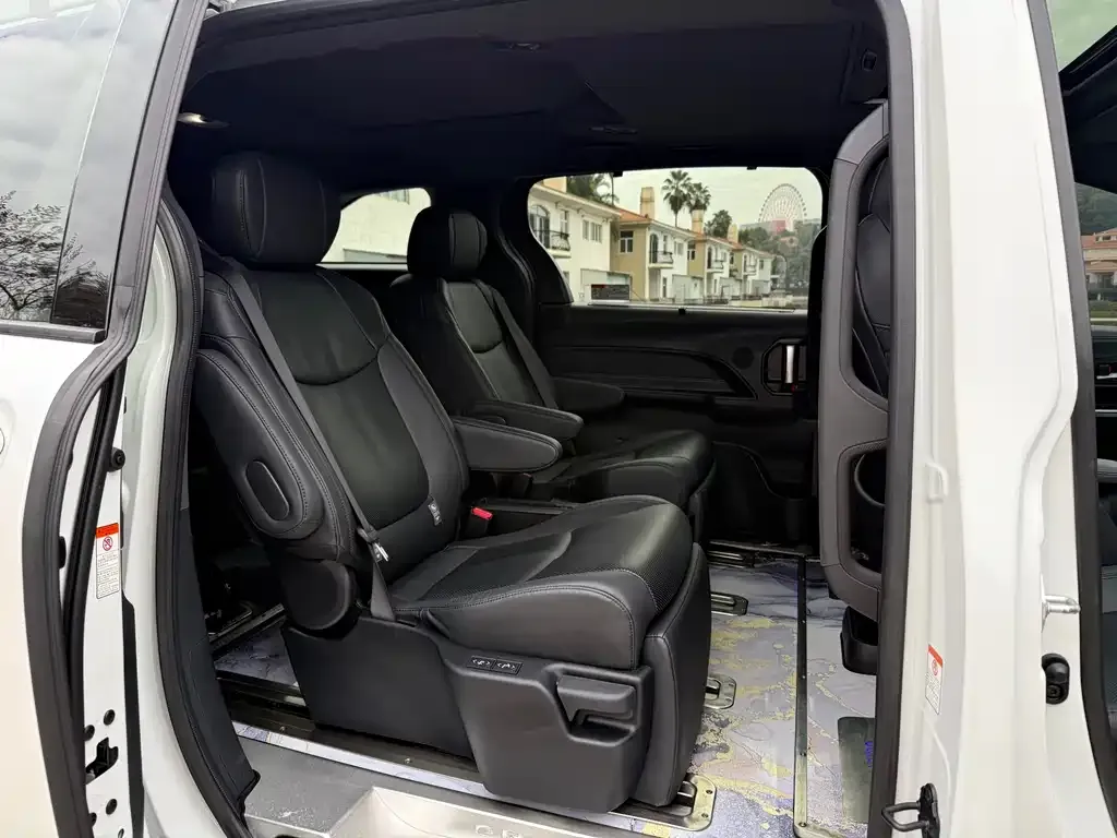 Toyota Granvia — фото 3