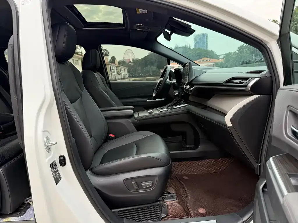 Toyota Granvia — фото 2