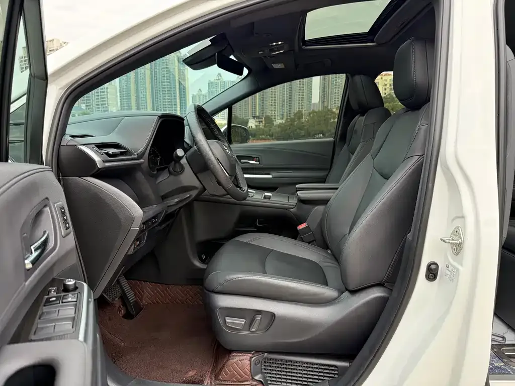 Toyota Granvia — фото 10