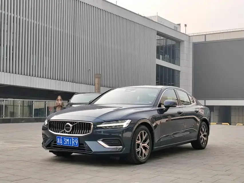 Volvo S60 — фото 1