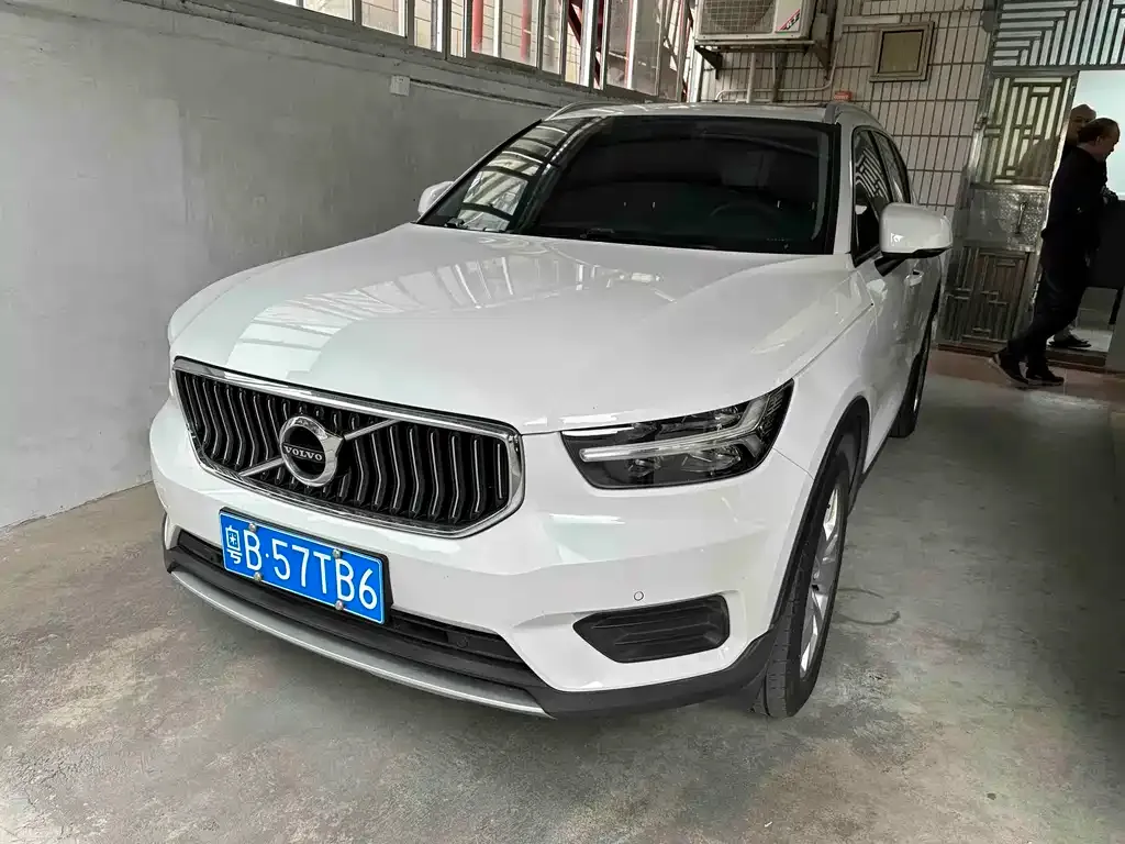 Volvo XC40 — фото 1